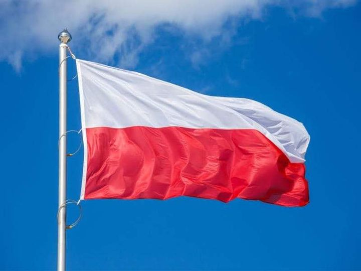Bandeira da Polônia nas cores branca e vermelha.